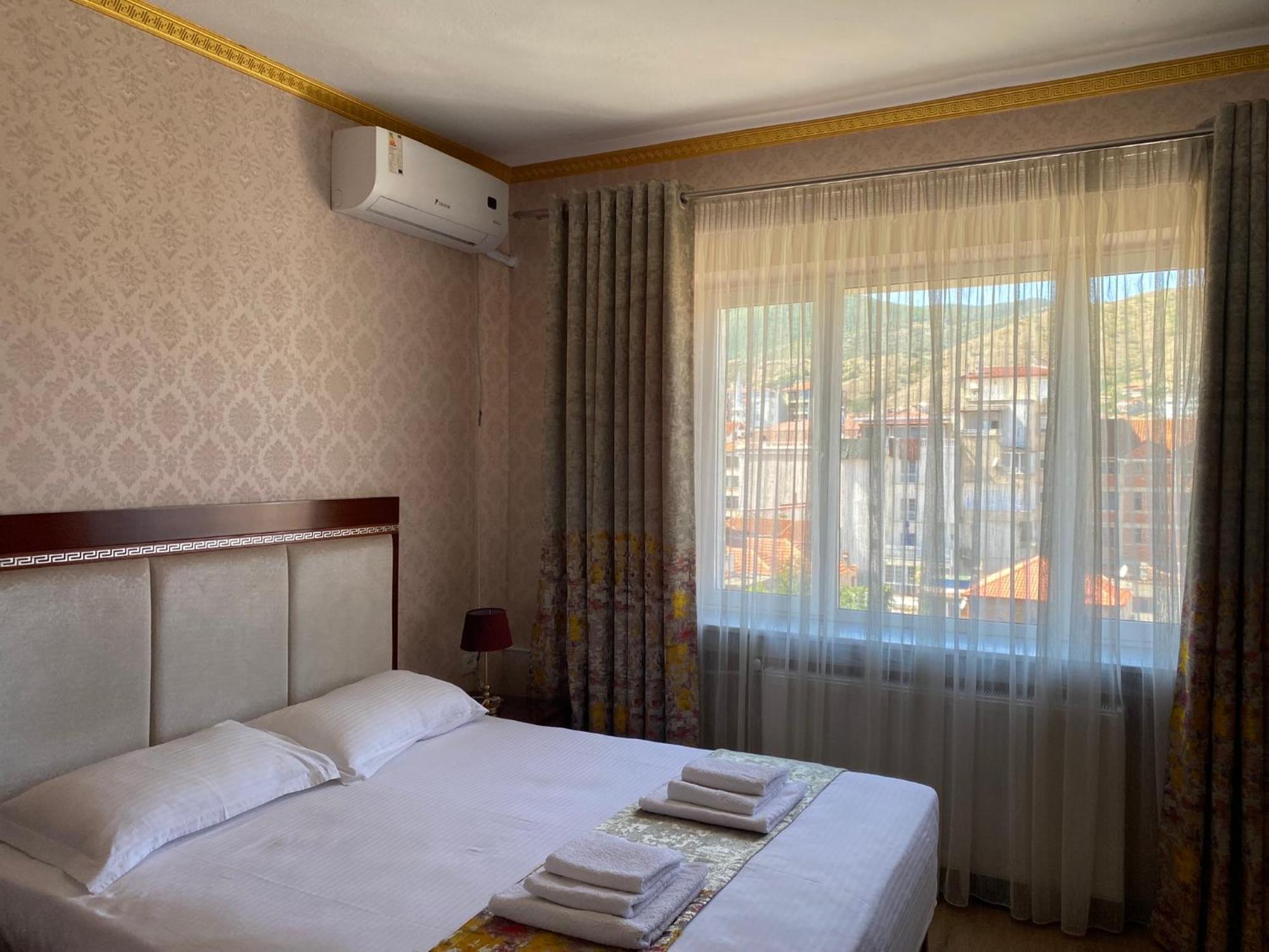 British Hotel Pogradec Bagian luar foto