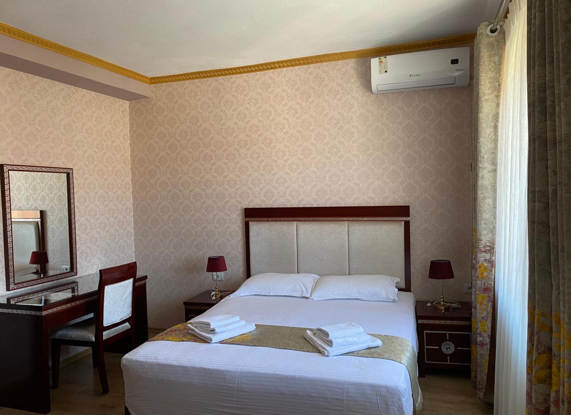 British Hotel Pogradec Bagian luar foto